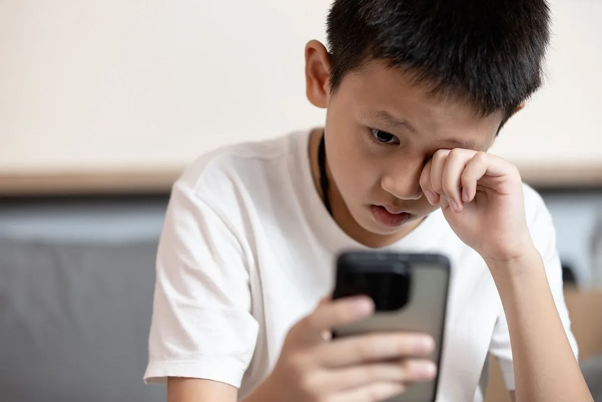 harmful-effects-of-mobile-phones-on-children's-eyes