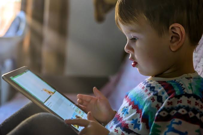 screen-time-harm-in-infants