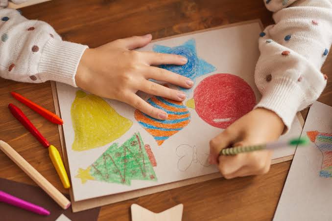 teaching-drawing-to-a-4-year-old-child